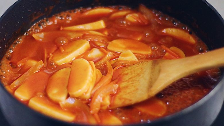 韩式辣炒年糕（纯素）附芝士版本,煮至年糕软糯，翻版均匀，使得每一块年糕都裹满了酱汁。
