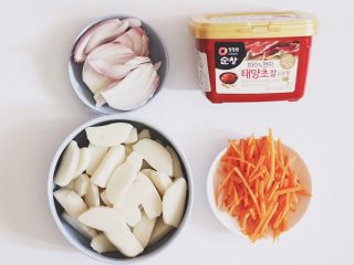韩式辣炒年糕（纯素）附芝士版本,准备材料，洋葱，胡萝卜切丝，年糕切片