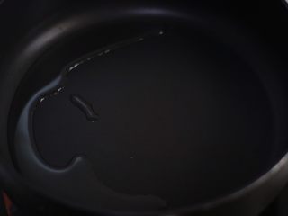 韩式辣炒年糕（纯素）附芝士版本,锅中放少许底油