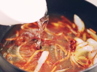 韩式辣炒年糕（纯素）附芝士版本,倒一大碗水稍微搅拌