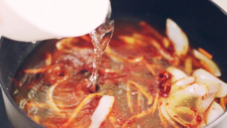 韩式辣炒年糕（纯素）附芝士版本,倒一大碗水稍微搅拌