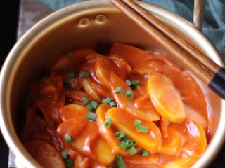 韩式辣炒年糕（纯素）附芝士版本,出锅，撒葱花或者芝麻，即可上桌，享受这一刻吧