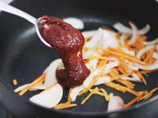 韩式辣炒年糕（纯素）附芝士版本,放入一大勺韩国辣酱