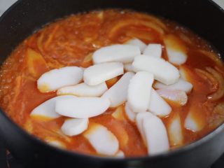 韩式辣炒年糕（纯素）附芝士版本,盖上锅盖焖煮两分钟