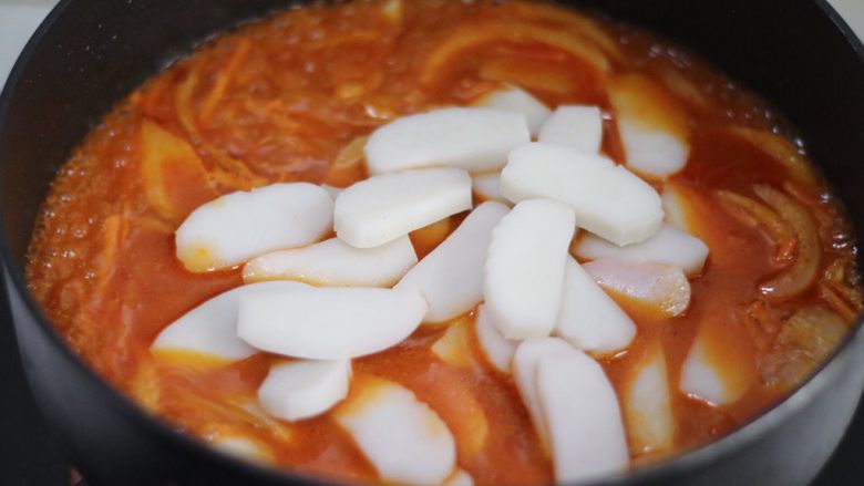 韩式辣炒年糕（纯素）附芝士版本,盖上锅盖焖煮两分钟
