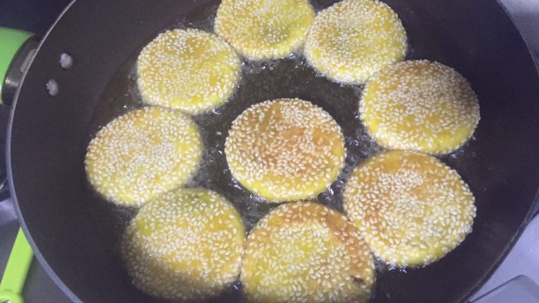 豆沙南瓜饼,下面有点黄就要翻面了，多检查，以免使南瓜饼煎焦。