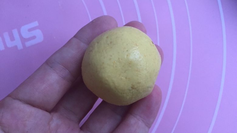 豆沙南瓜饼,包紧，搓成圆球形状。