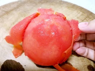 番茄焖红衫鱼,捞出后用冷水冲一下，剥去表皮。