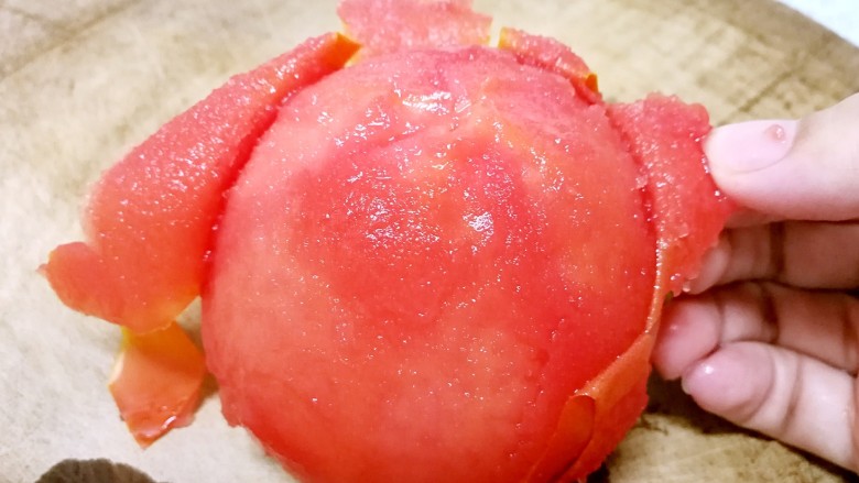 番茄焖红衫鱼,捞出后用冷水冲一下，剥去表皮。