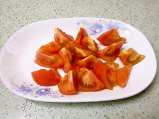 番茄焖红衫鱼,把番茄切成小块备用。