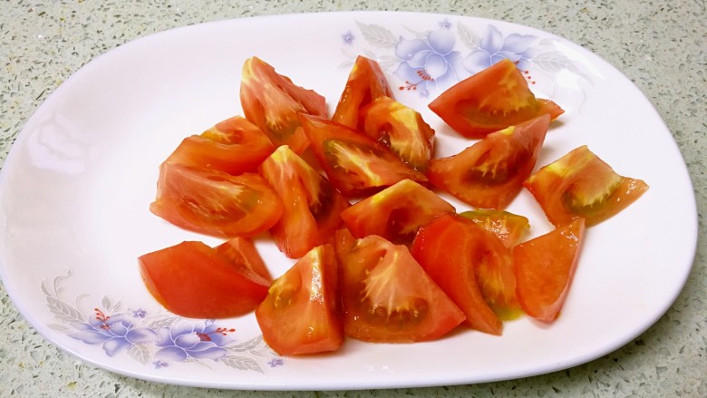 番茄焖红衫鱼,把番茄切成小块备用。