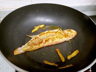 番茄焖红衫鱼,煎至两面焦黄，在鱼身上均匀地撒少许盐。盛起备用。