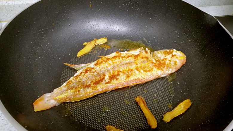 番茄焖红衫鱼,煎至两面焦黄，在鱼身上均匀地撒少许盐。盛起备用。