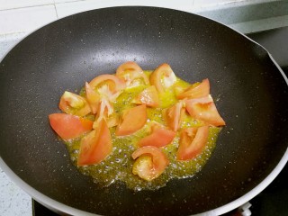 番茄焖红衫鱼,锅里再热一点油，倒入番茄，翻炒一下。