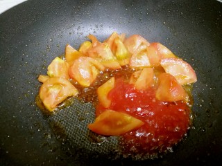 番茄焖红衫鱼,加入一大勺番茄酱、少许盐、糖、生抽，翻炒均匀。