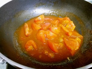 番茄焖红衫鱼,倒入小半碗清水，煮沸，熄火。