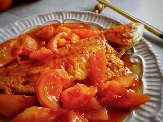 番茄焖红衫鱼,把番茄汤汁浇在红衫鱼上面。