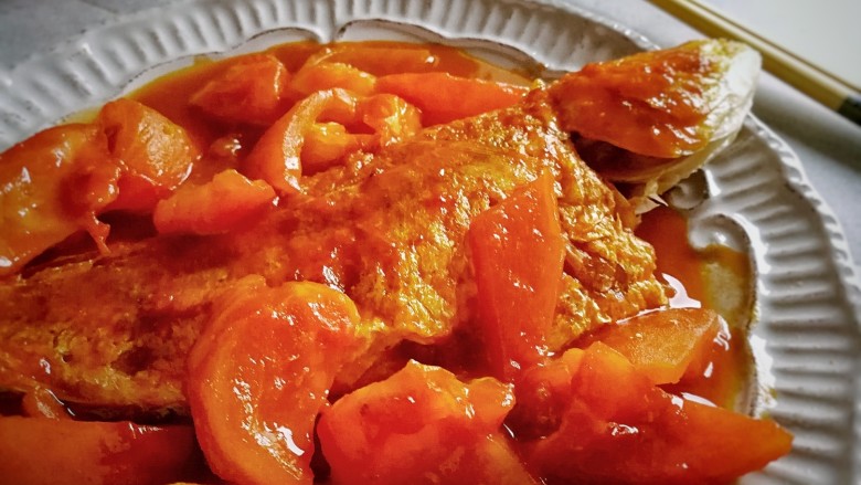 番茄焖红衫鱼,把番茄汤汁浇在红衫鱼上面。