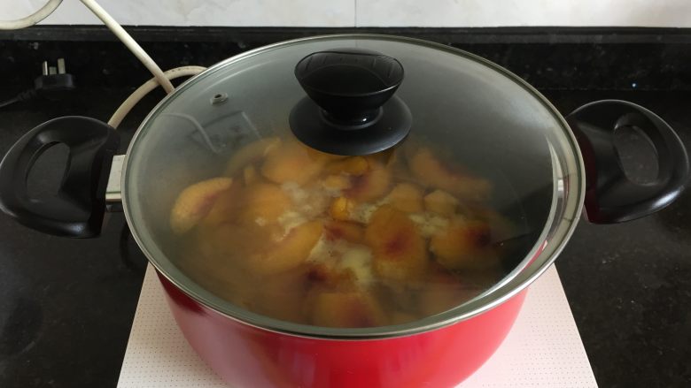 黄桃罐头,11.盖上锅盖将水煮开；