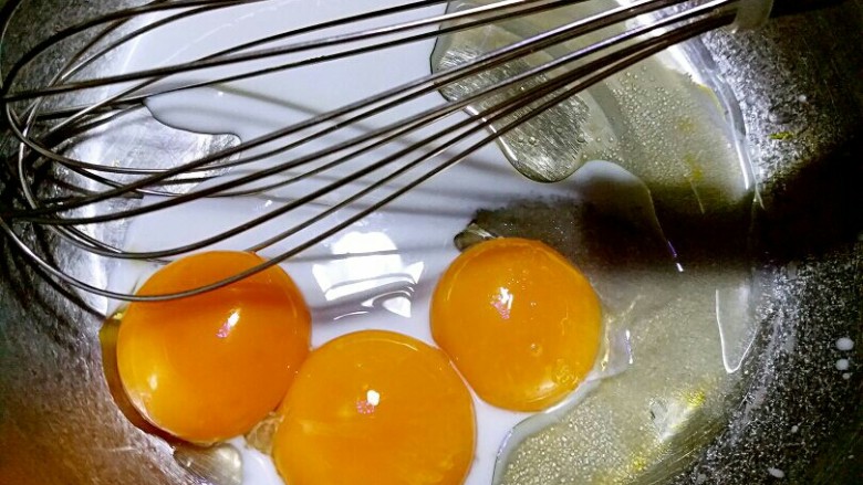 三色杯子蛋糕,40克牛奶  20克玉米油一起加入蛋黄，用手动打蛋器抽打均匀