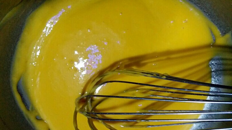 三色杯子蛋糕,用手动打蛋器搅拌均匀，细滑至无干粉