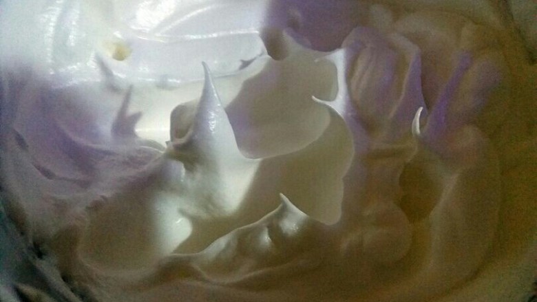 三色杯子蛋糕,一直打到硬性发泡，提起打蛋器，容器里的蛋白霜呈小尖沟状态