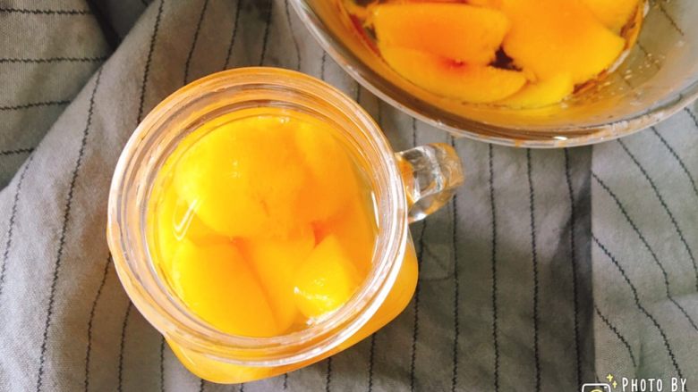 许你一罐透心甜的黄桃罐头,稍微冷却后装入容器中，放入冷藏室冷藏过夜。这个材料的量可以做两杯。