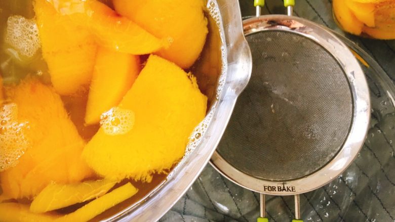 许你一罐透心甜的黄桃罐头,撇去表面浮沫，或是过筛一下。