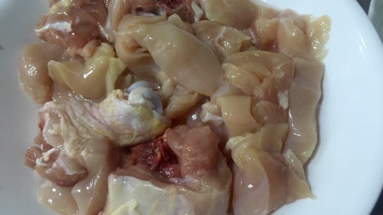 泰式青咖喱鸡·东南亚风味,鸡胸肉切块，鸡腿切块，洗净备用。