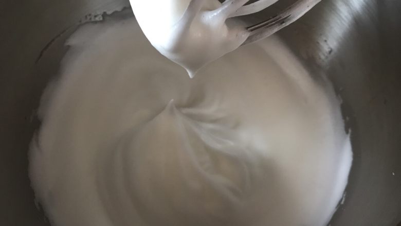 北海道戚风蛋糕杯🍰,75克糖分三次加入蛋白里打发至湿性发泡，能拉出尖钩即可