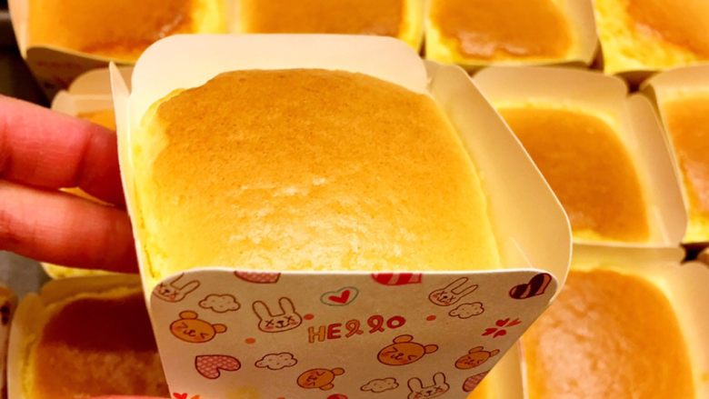 北海道戚风蛋糕杯🍰,预热烤箱至330华氏度（165摄氏度），烤18-20分钟，看表面变成金黄色就可以啦！烤完后拿出来待凉。