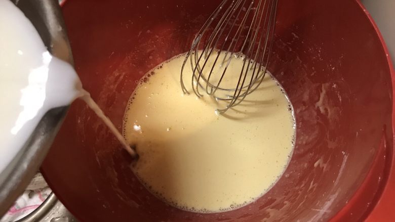 北海道戚风蛋糕杯🍰,把煮沸的奶冲入蛋黄糊里快速搅拌均匀