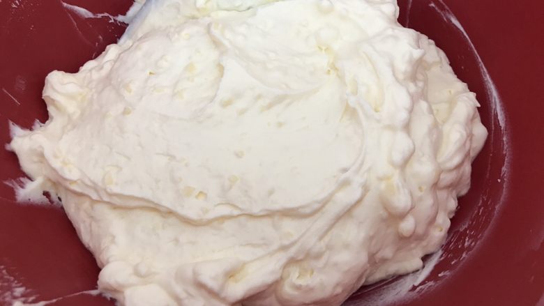 北海道戚风蛋糕杯🍰,把淡奶油混合进蛋奶糊里，搅拌均匀，放入裱花袋里备用。

P.S 如果还没用到的情况下，先放回冰箱冷藏保存。