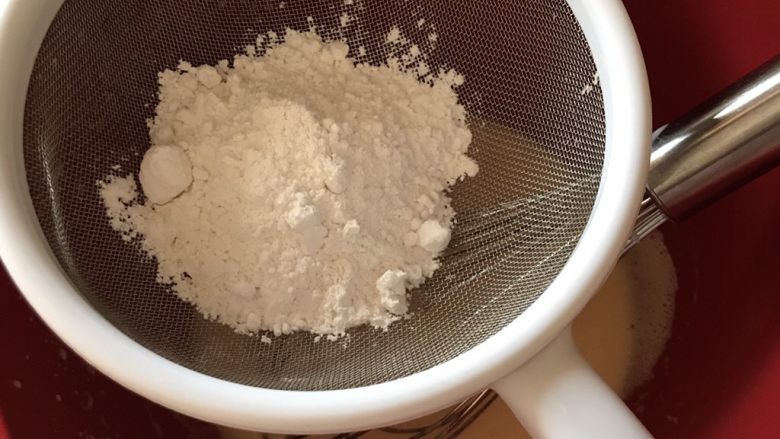 北海道戚风蛋糕杯🍰,筛入低筋面粉
