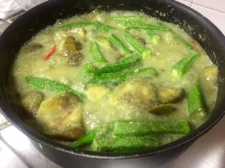 泰式青咖喱鸡·东南亚风味,下秋葵，继续焖煮七八分钟。