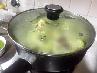 泰式青咖喱鸡·东南亚风味,焖煮约10分钟，煮汤。