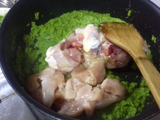 泰式青咖喱鸡·东南亚风味,将青咖喱炒散后，下鸡肉。