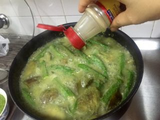 泰式青咖喱鸡·东南亚风味,最后加些黑胡椒粉，加些多一勺新鲜的青咖喱酱（提高颜值）。继续沸腾一会儿后即出锅。