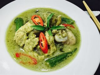 泰式青咖喱鸡·东南亚风味,装盘。