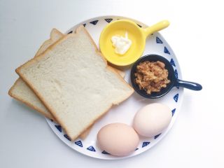 快手早餐：西多士,食材准备：吐司面包4片 色拉酱适量 肉松100克 鸡蛋2个（吐司面包片最好选用白吐司 太甜或者其它味道比较大的 做出来的西多士味道上会怪怪的哦）