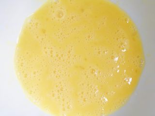 快手早餐：西多士,食材处理：鸡蛋打入碗中用蛋轴打散备用（喜欢牛奶的也可以加一些牛奶进行搅拌）