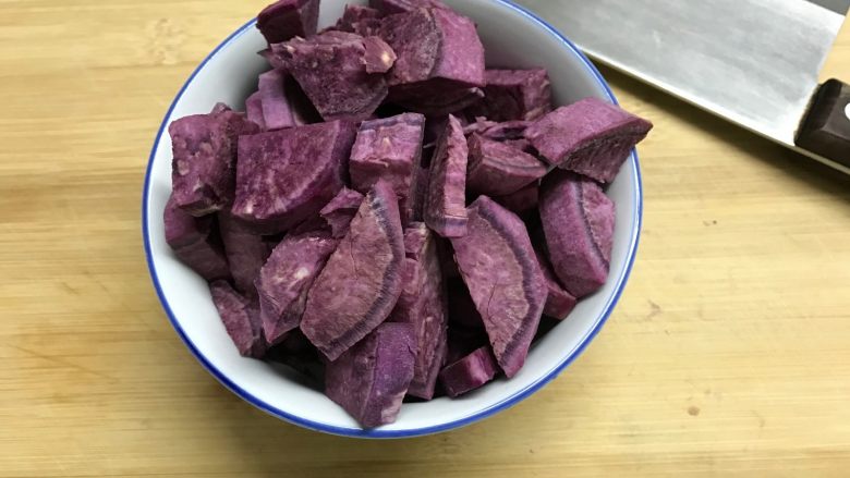 双色棋格吐司,先把紫薯洗净切块，入蒸锅锅熟。