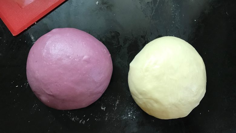 双色棋格吐司,把面团分成200克和240克，200克的面团加入40克紫薯泥后继续揉成光滑的面团。240克的原色面团也揉成光滑的面团。