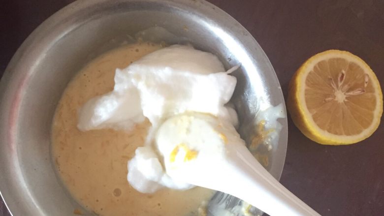 南瓜松饼,将打发好的蛋白分成一半加入蛋黄糊中