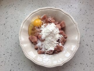 酸甜里脊,加入鸡蛋和粟粉还有少量食盐