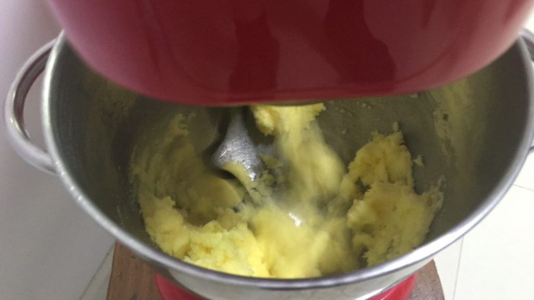 抹茶磅蛋糕,厨师机高速搅拌5分钟 糖和黄油融化