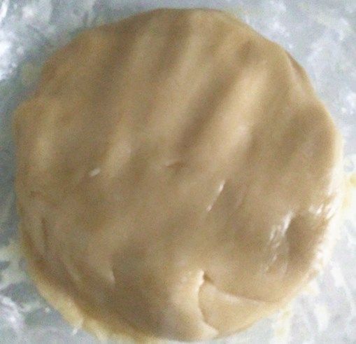 莲蓉蛋黄月饼,加入粉类混合物，搅拌均匀揉成面团。加盖保鲜膜静置2小时
