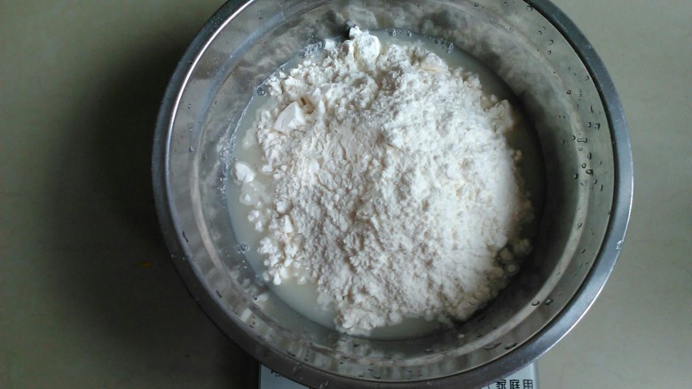 葡萄干辫子面包,加入210克面粉。