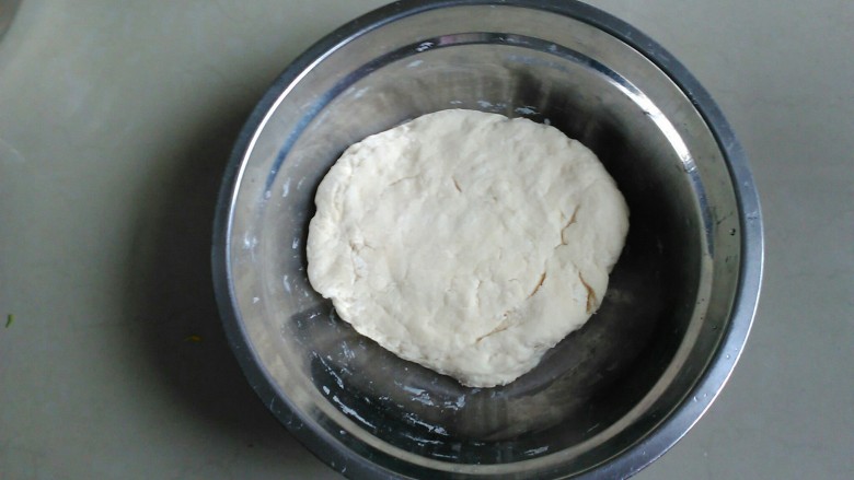 葡萄干辫子面包,和成面团盖保鲜膜，放进冰箱冷藏17个小时以上。
