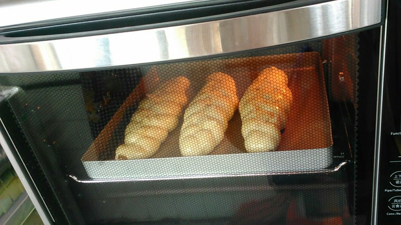 葡萄干辫子面包,放进已经预热好165度的烤箱里。烘烤15分钟。